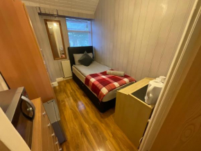 Comfortable single room in Family home, Heathrow airport